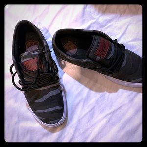 Men’s size 7 never been worn, cameo globe sneakers